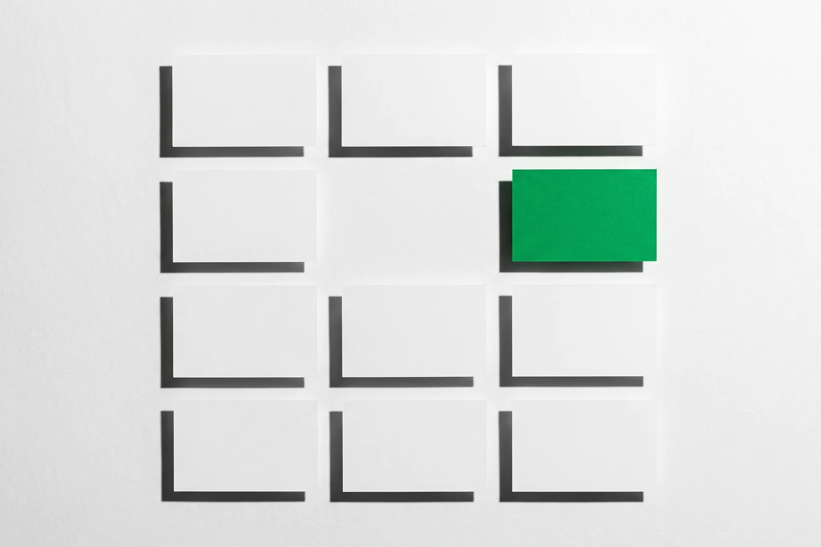 Une grille de douze positions dont une reste vide, la carte voisine teintée vert