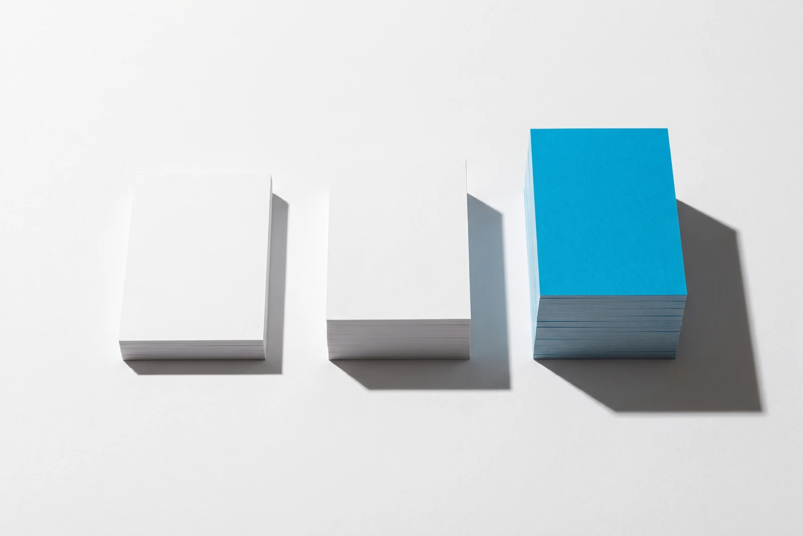 Trois piles de papier d’épaisseurs croissantes, la plus haute teintée cyan