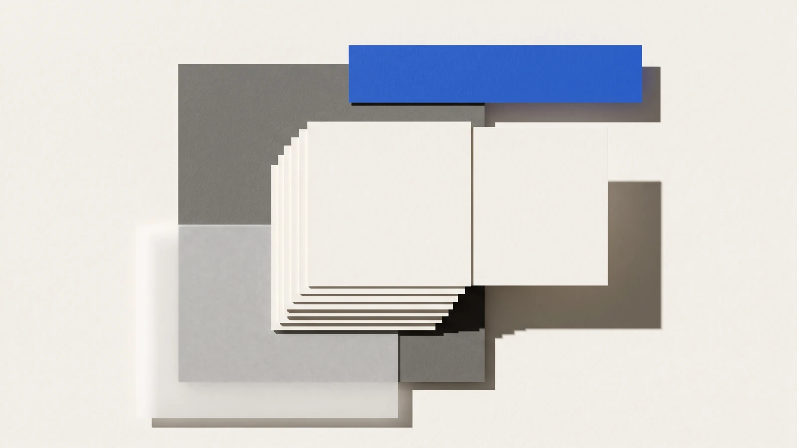 Des pièces de papier vierge disposées en escalier descendant, ombres dures projetées vers le bas à droite.
